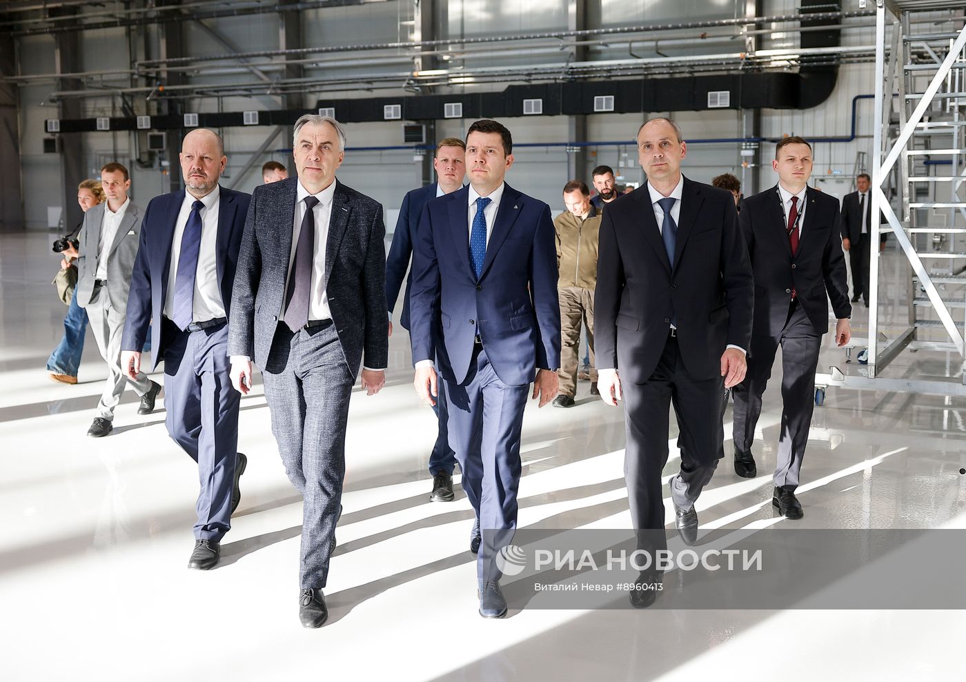 Министр промышленности и торговли РФ А. Алиханов посетил Уральский завод гражданской авиации