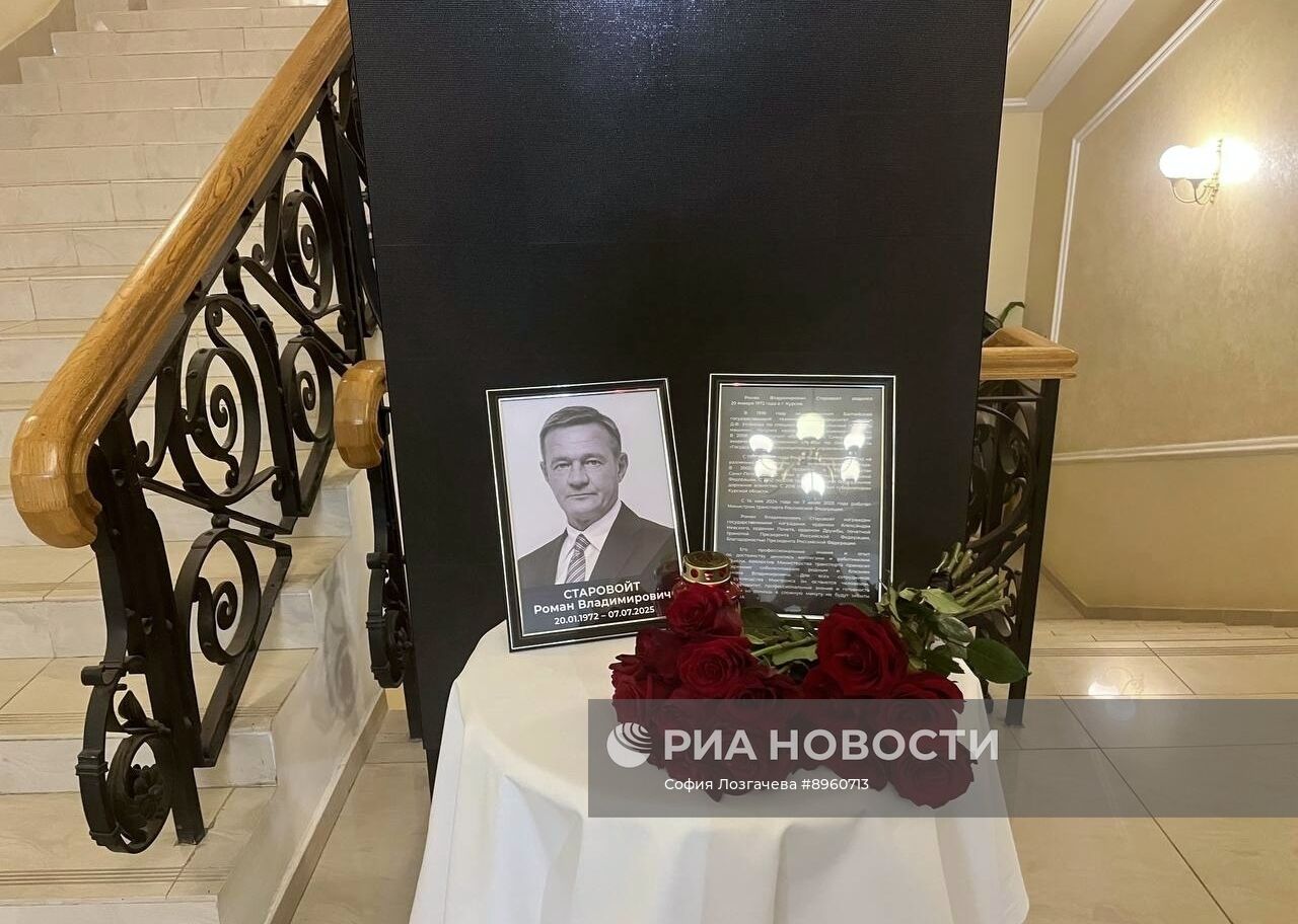 Портрет Романа Старовойта в фойе министерства транспорта