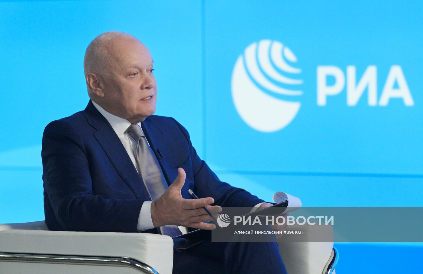 Интервью мэра Москвы С. Собянина гендиректору медиагруппы "Россия сегодня" Д. Киселеву