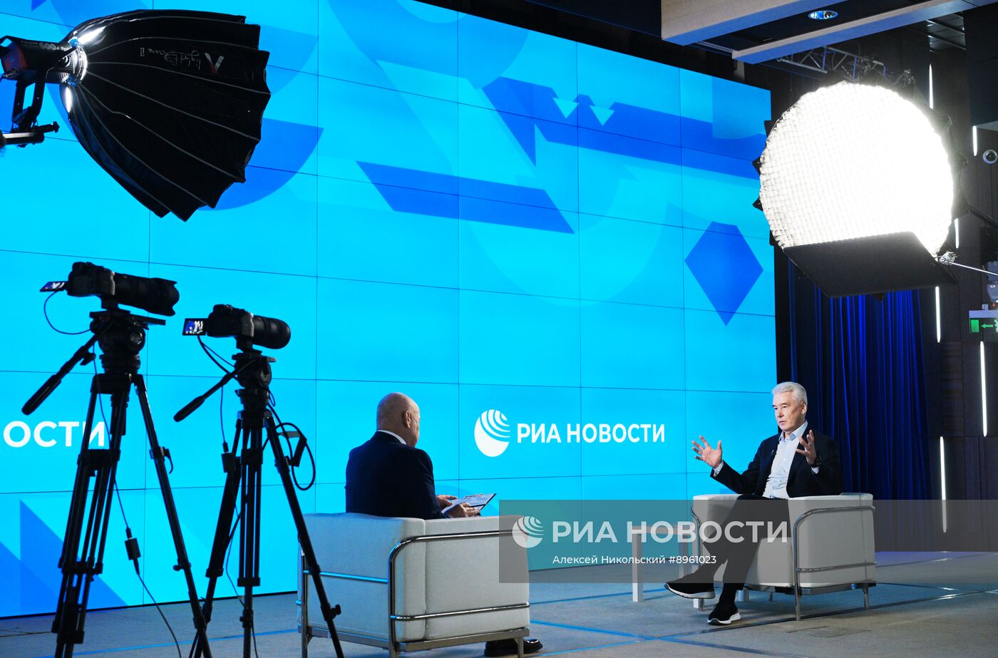 Интервью мэра Москвы С. Собянина гендиректору медиагруппы "Россия сегодня" Д. Киселеву