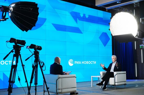 Интервью мэра Москвы С. Собянина гендиректору медиагруппы "Россия сегодня" Д. Киселеву