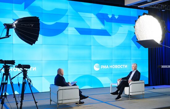 Интервью мэра Москвы С. Собянина гендиректору медиагруппы "Россия сегодня" Д. Киселеву