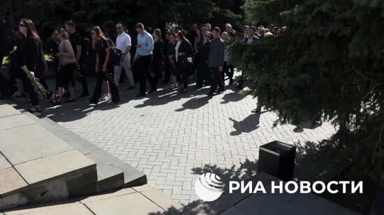 Желающие проститься с экс-министром транспорта Старовойтом  в столичной ЦКБ