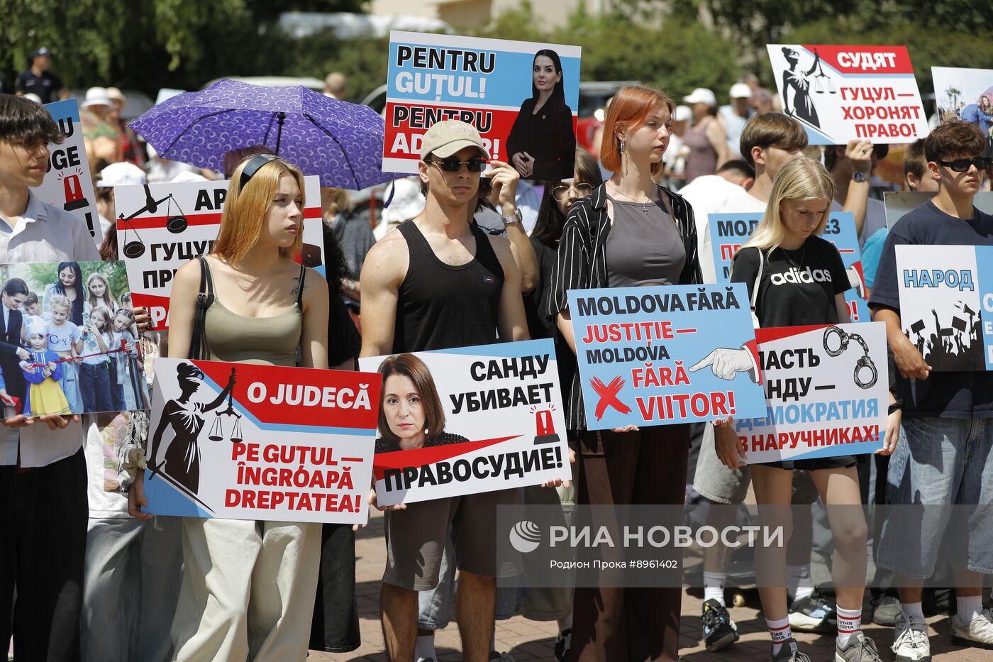 Заседание суда по делу главы Гагаузии Е. Гуцул и пикет ее сторонников в Кишиневе