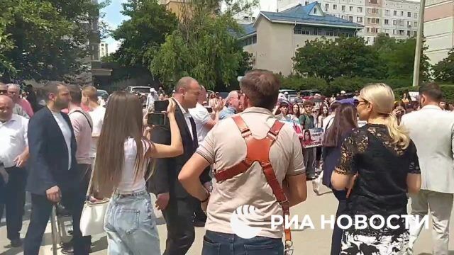 Сторонники оппозиционного в Молдавии блока "Победа" у здания районного суда Кишинева