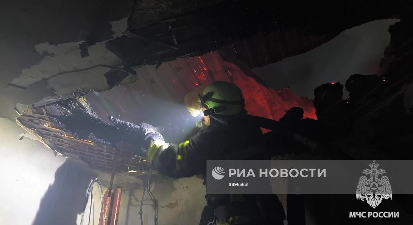 Сотрудники МЧС РФ ликвидируют крупный пожар в ЛНР