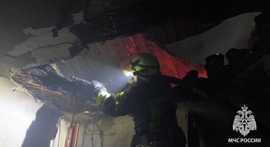 Сотрудники МЧС РФ ликвидируют крупный пожар в ЛНР