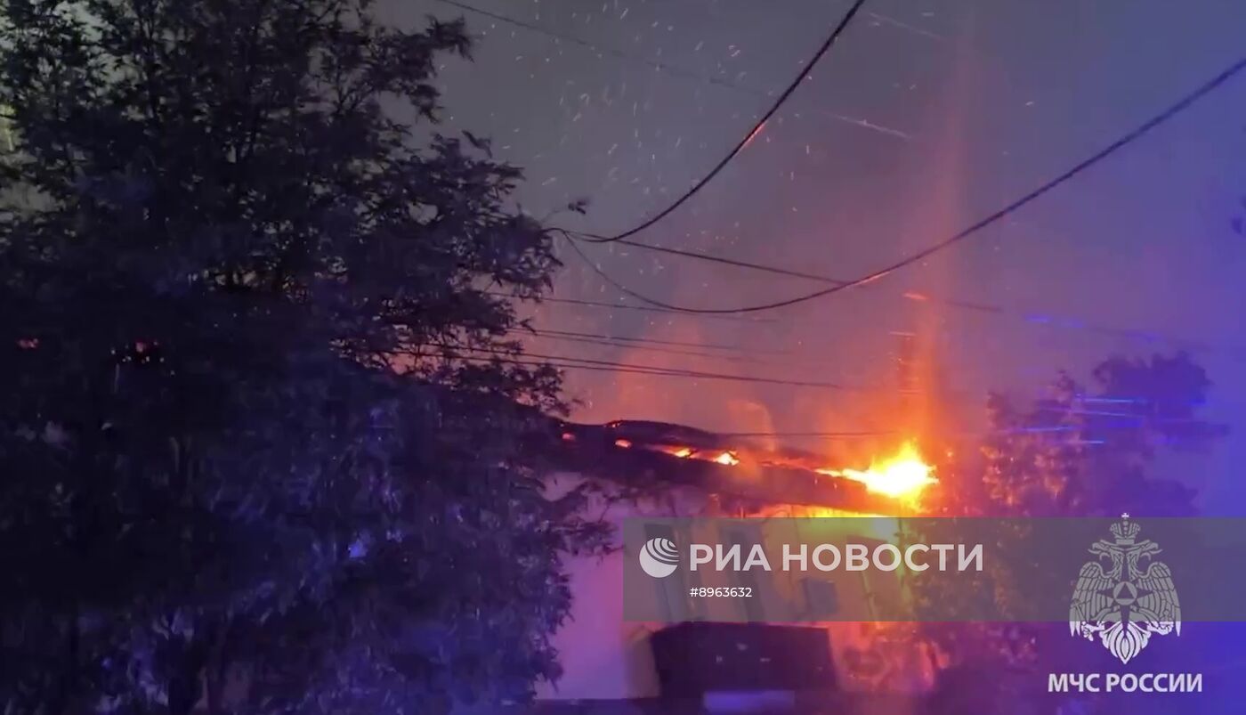 Сотрудники МЧС РФ ликвидируют крупный пожар в ЛНР