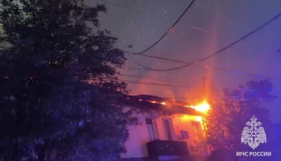 Сотрудники МЧС РФ ликвидируют крупный пожар в ЛНР