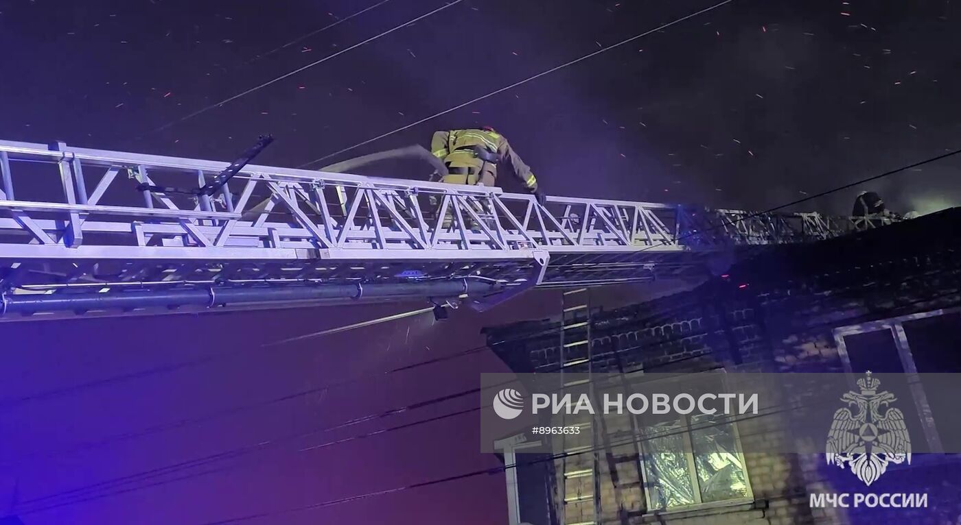 Сотрудники МЧС РФ ликвидируют крупный пожар в ЛНР