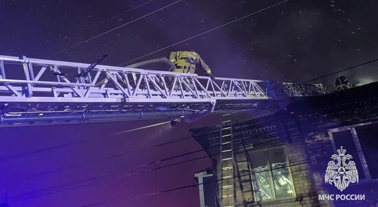 Сотрудники МЧС РФ ликвидируют крупный пожар в ЛНР