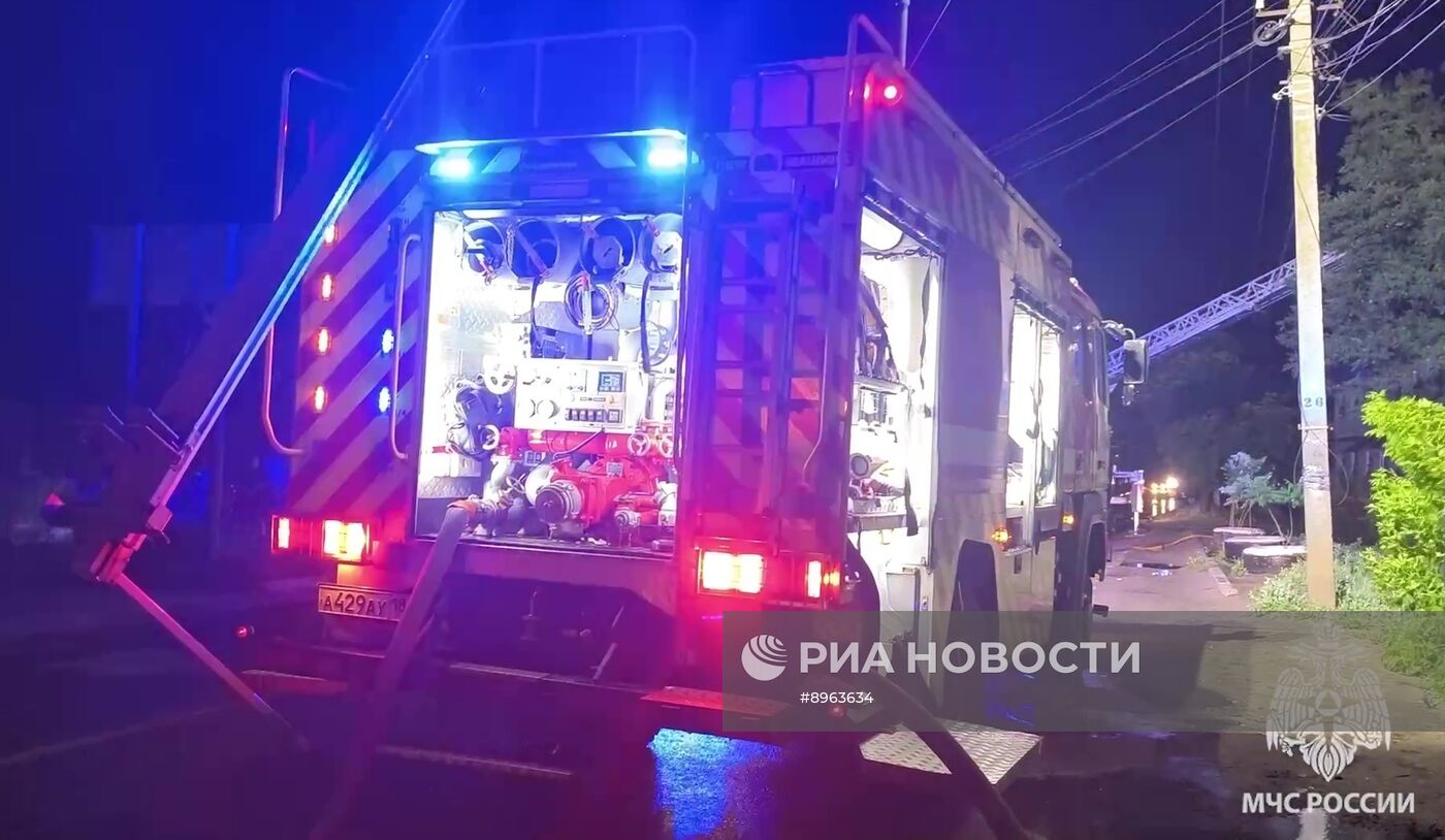 Сотрудники МЧС РФ ликвидируют крупный пожар в ЛНР