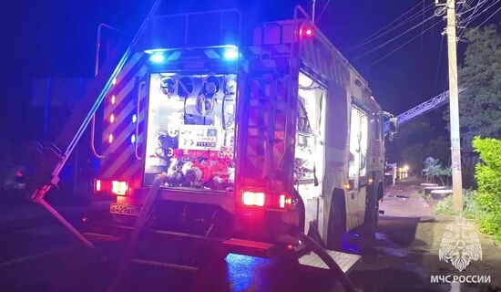 Сотрудники МЧС РФ ликвидируют крупный пожар в ЛНР