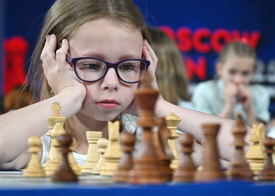 Участница во время шахматной партии на XXI Международном шахматном форуме Moscow Open - 2025 в Москве. Место: Россия, Москва. Автор: Алексей Филиппов/РИА Новости. XXI Международный шахматный форум Moscow Open - 2025