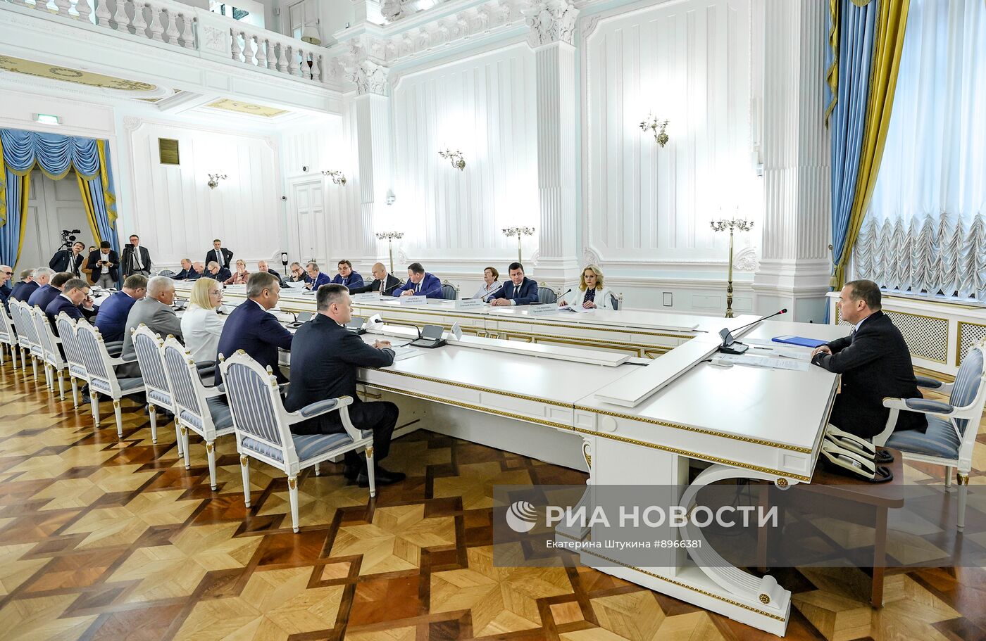 Зампред Совбеза РФ Д. Медведев провел совещание по вопросам совершенствования государственной миграционной политики
