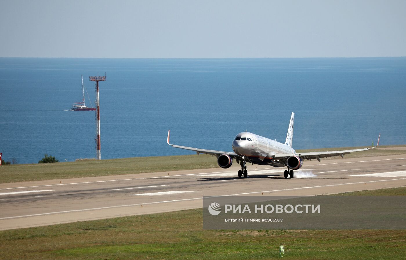 Прибытие первого рейса в аэропорт Геленджика после возобновления работы 