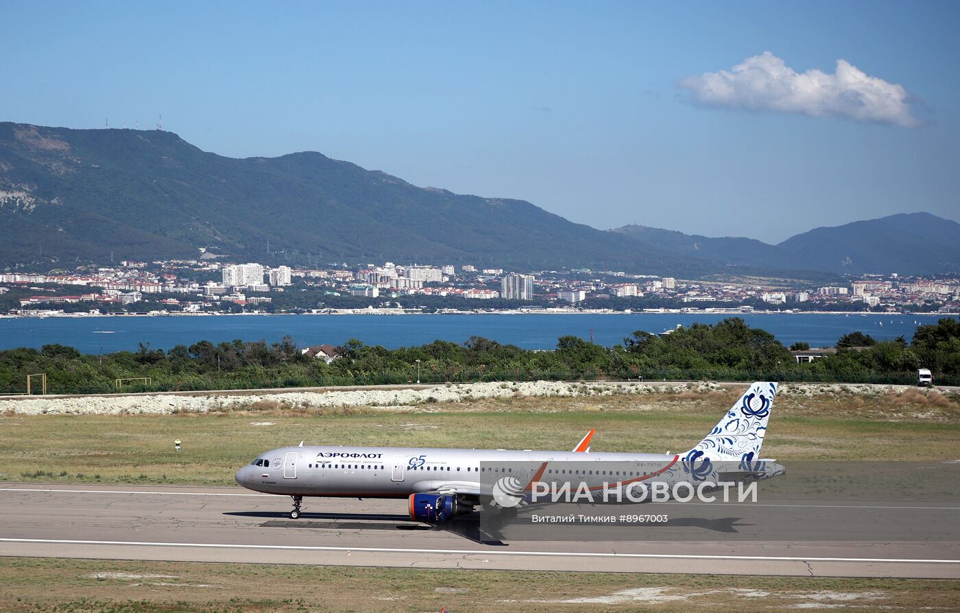 Прибытие первого рейса в аэропорт Геленджика после возобновления работы 