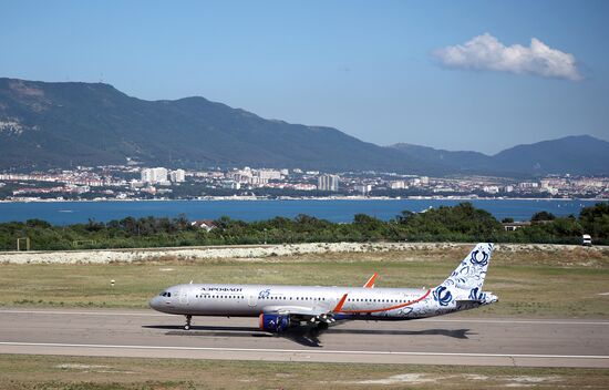 Прибытие первого рейса в аэропорт Геленджика после возобновления работы 