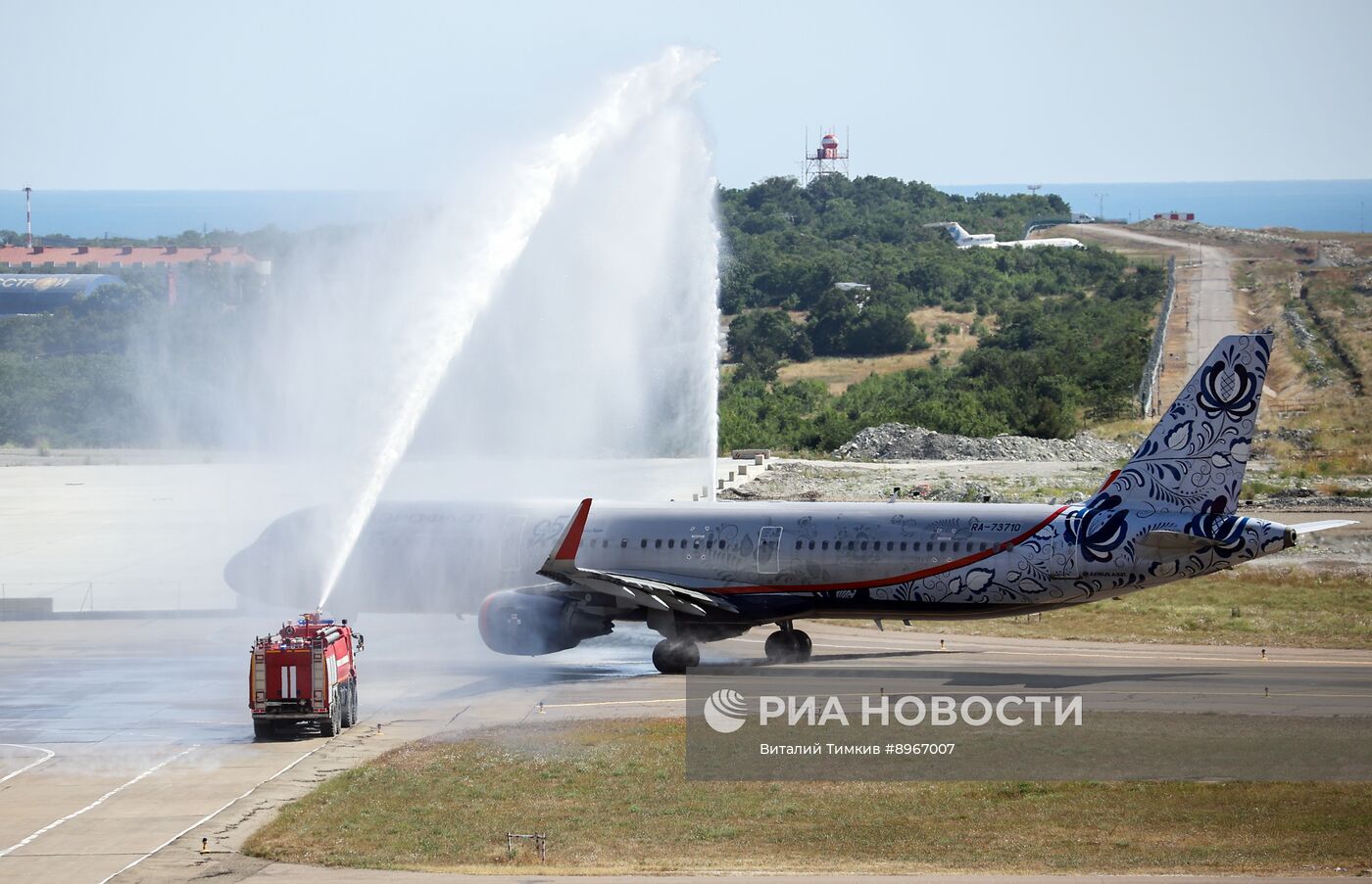 Прибытие первого рейса в аэропорт Геленджика после возобновления работы 
