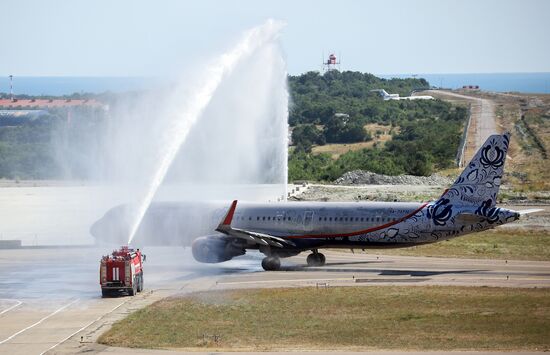Прибытие первого рейса в аэропорт Геленджика после возобновления работы 