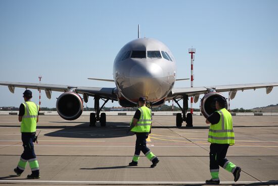 Прибытие первого рейса в аэропорт Геленджика после возобновления работы 