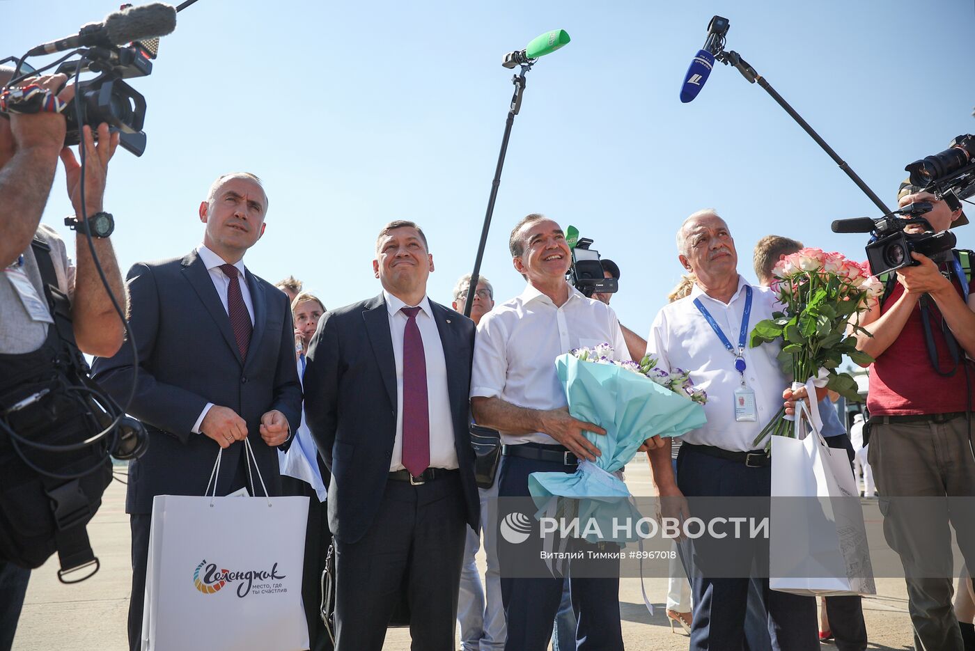 Прибытие первого рейса в аэропорт Геленджика после возобновления работы 