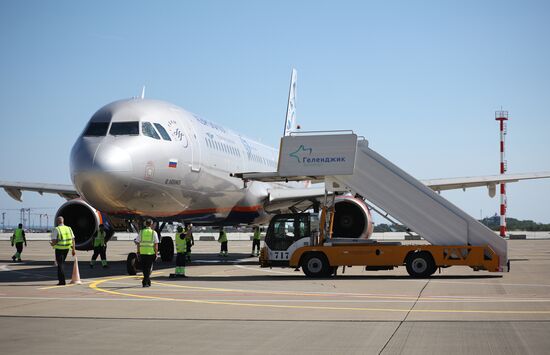 Прибытие первого рейса в аэропорт Геленджика после возобновления работы 