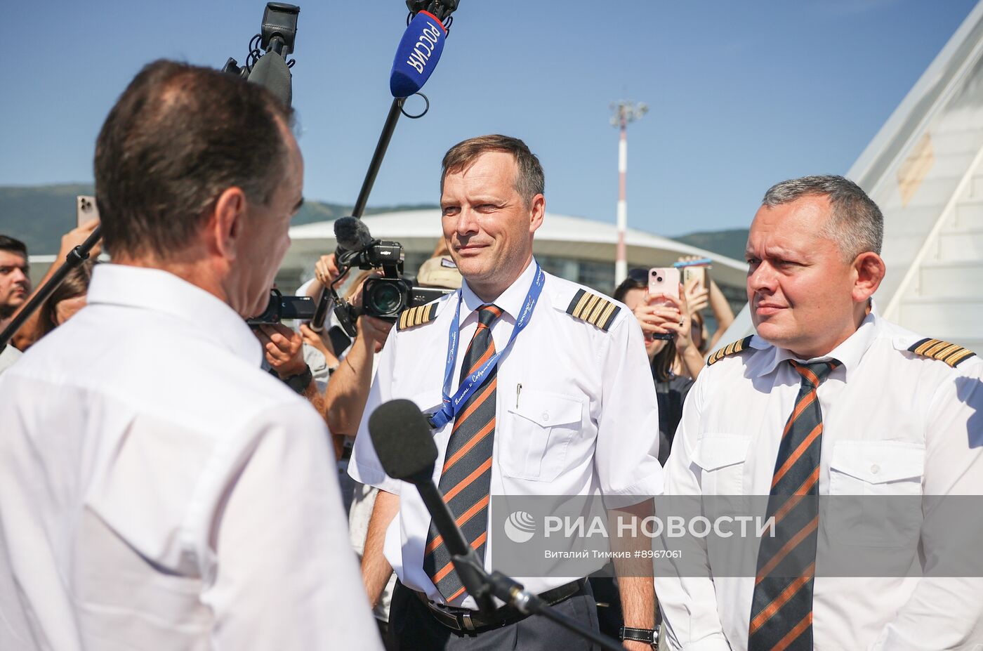 Прибытие первого рейса в аэропорт Геленджика после возобновления работы 