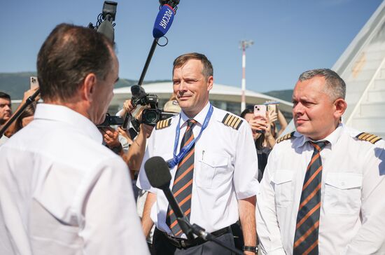 Прибытие первого рейса в аэропорт Геленджика после возобновления работы 