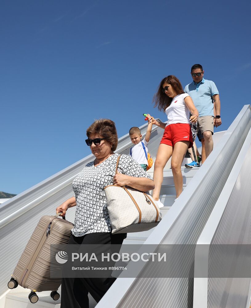 Прибытие первого рейса в аэропорт Геленджика после возобновления работы 