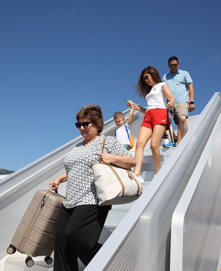 Прибытие первого рейса в аэропорт Геленджика после возобновления работы 