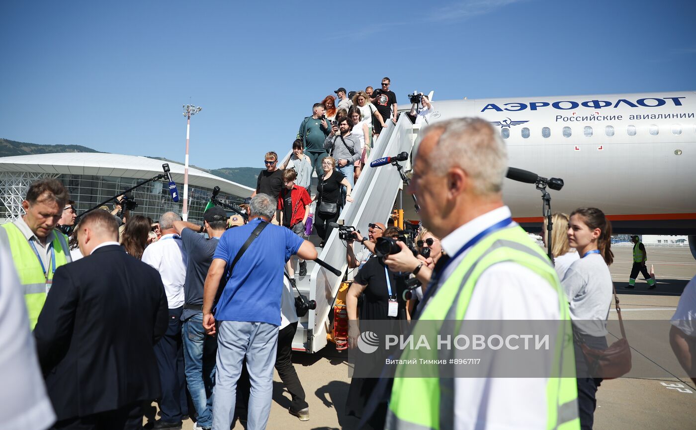 Прибытие первого рейса в аэропорт Геленджика после возобновления работы 