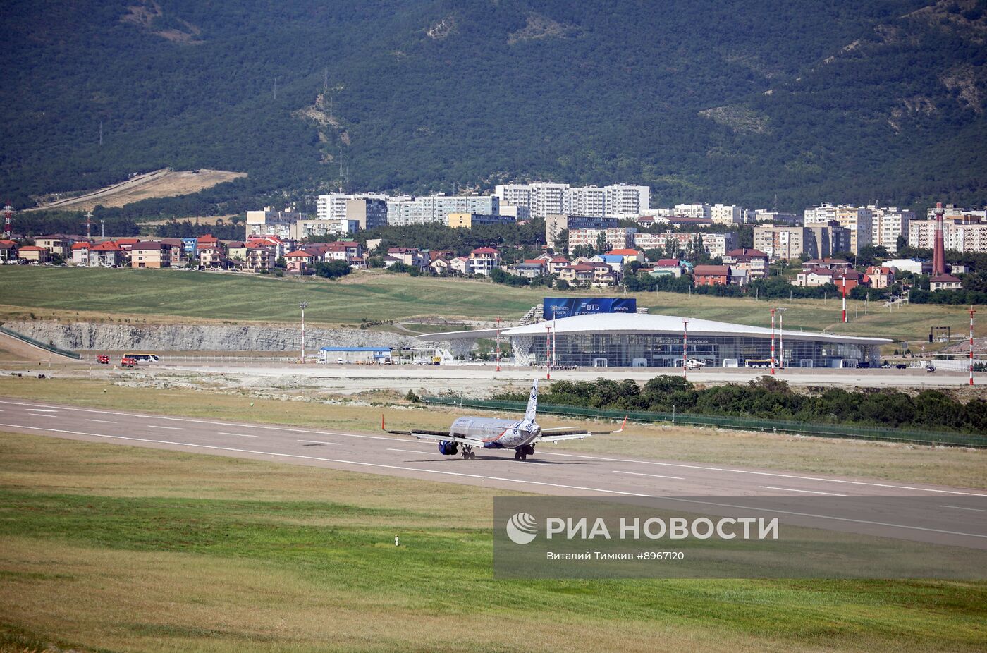 Прибытие первого рейса в аэропорт Геленджика после возобновления работы 