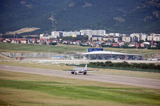 Прибытие первого рейса в аэропорт Геленджика после возобновления работы 