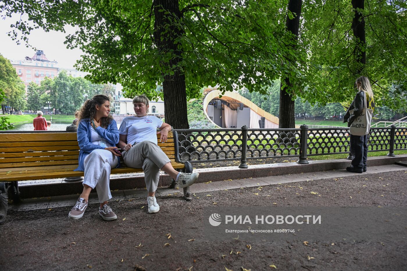 Отдых горожан у Патриарших прудов