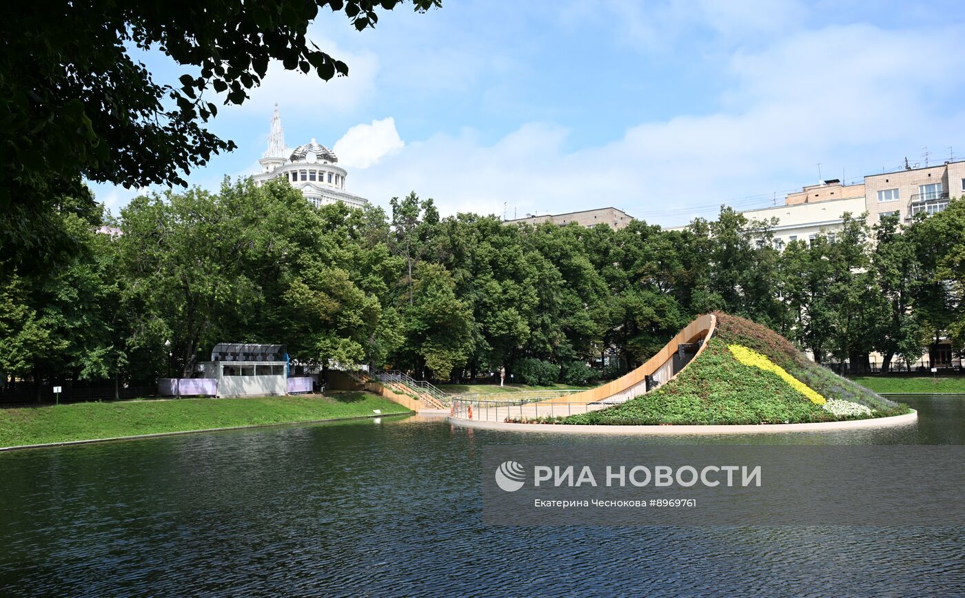 Отдых горожан у Патриарших прудов