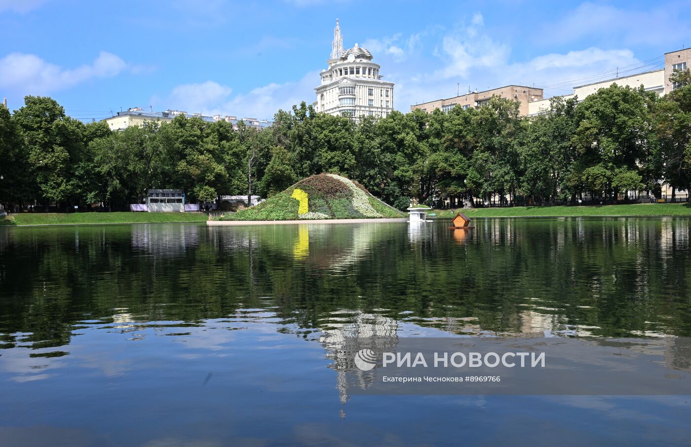 Отдых горожан у Патриарших прудов