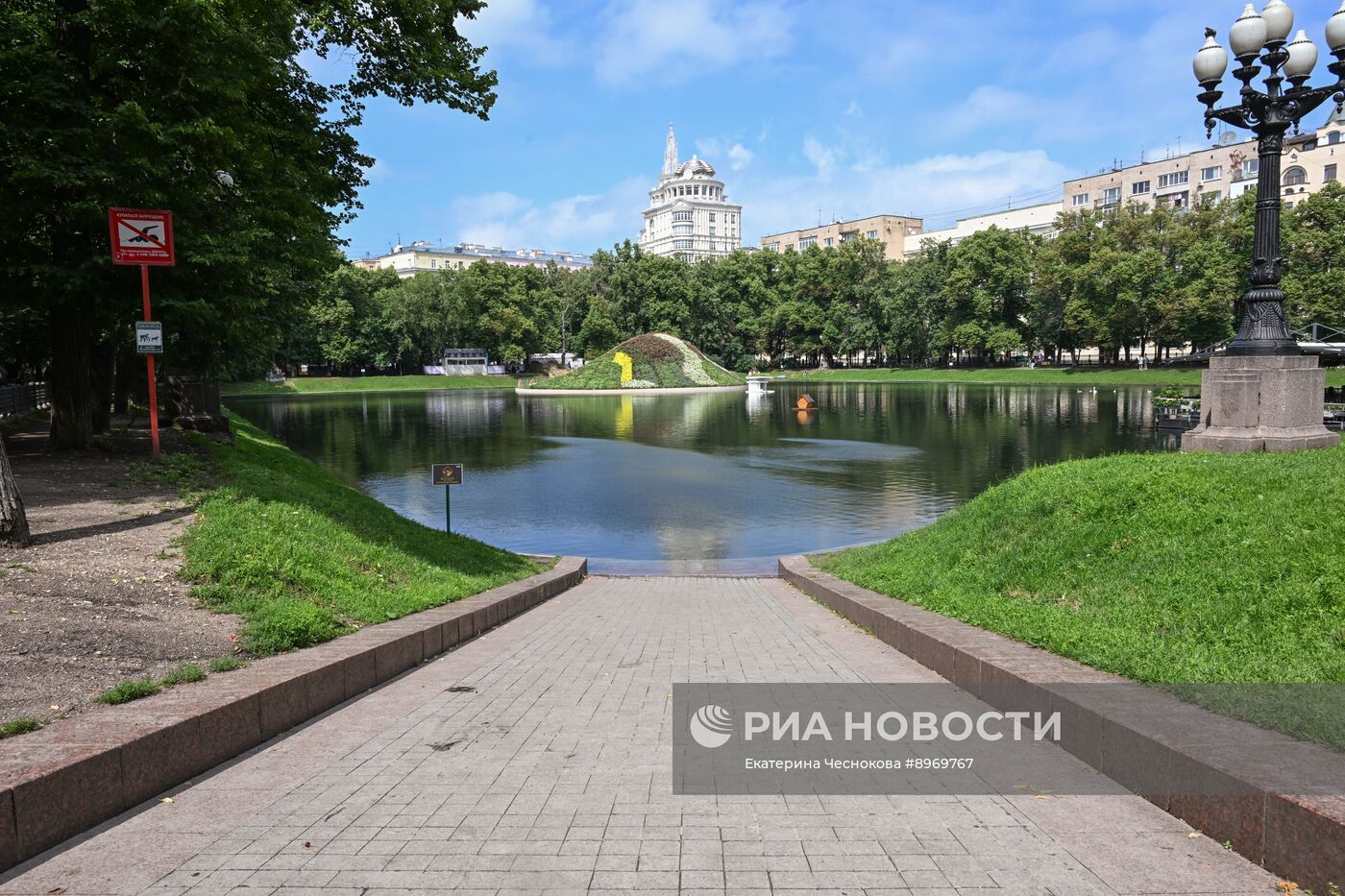 Отдых горожан у Патриарших прудов