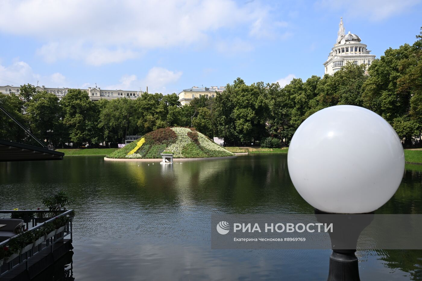 Отдых горожан у Патриарших прудов