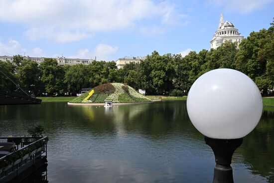 Отдых горожан у Патриарших прудов