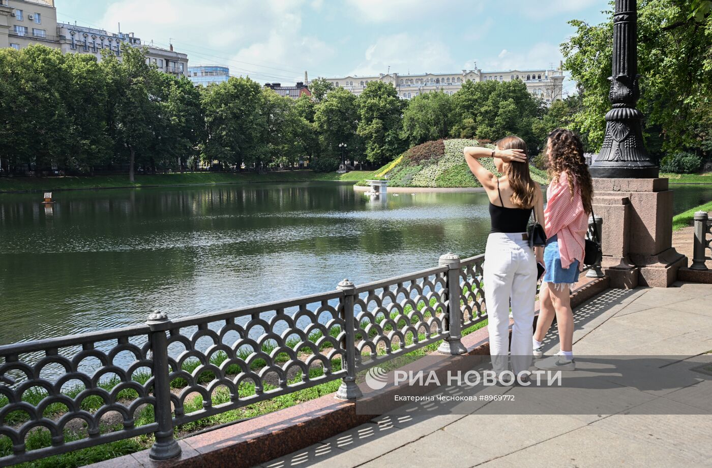 Отдых горожан у Патриарших прудов