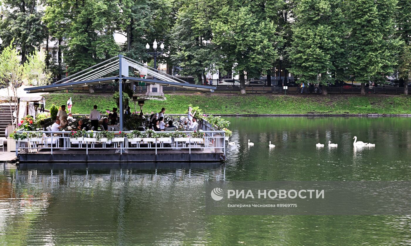 Отдых горожан у Патриарших прудов