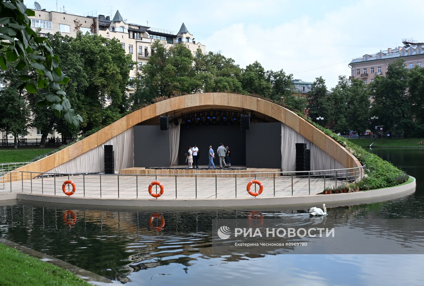 Отдых горожан у Патриарших прудов