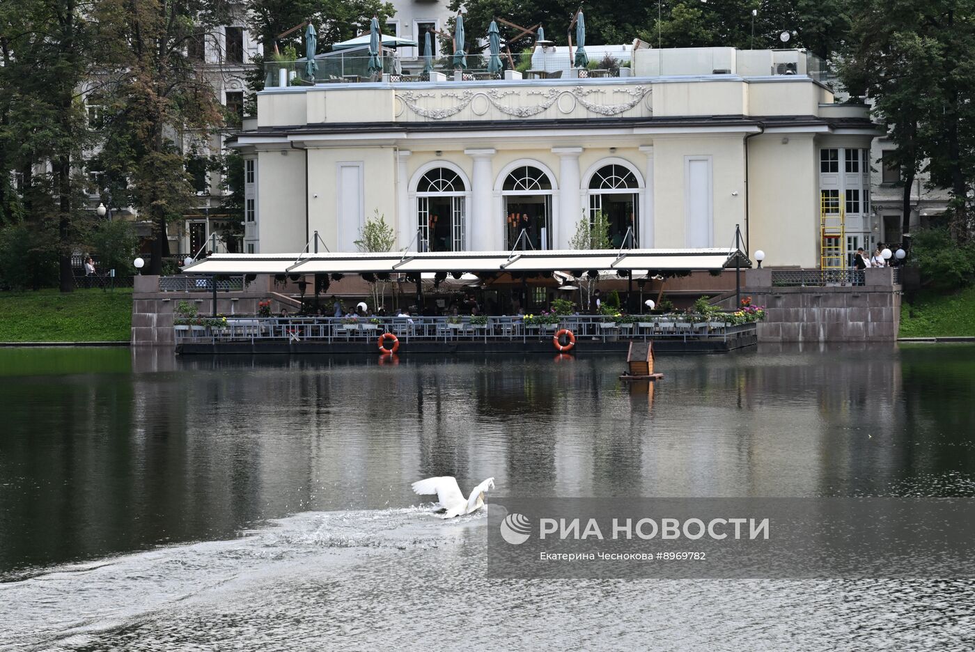 Отдых горожан у Патриарших прудов