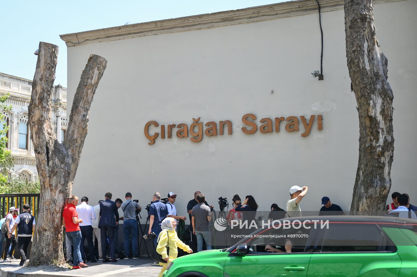 Обстановка у дворца Чираган в Стамбуле