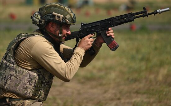 Боевая подготовка военнослужащих-контрактников на полигоне в Ростовской области