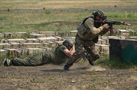 Боевая подготовка военнослужащих-контрактников на полигоне в Ростовской области