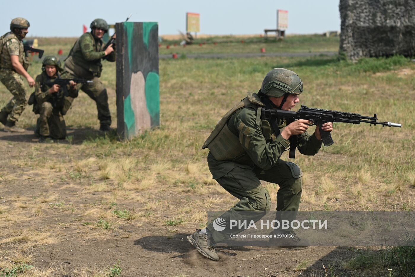 Боевая подготовка военнослужащих-контрактников на полигоне в Ростовской области