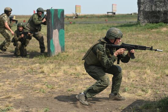 Боевая подготовка военнослужащих-контрактников на полигоне в Ростовской области
