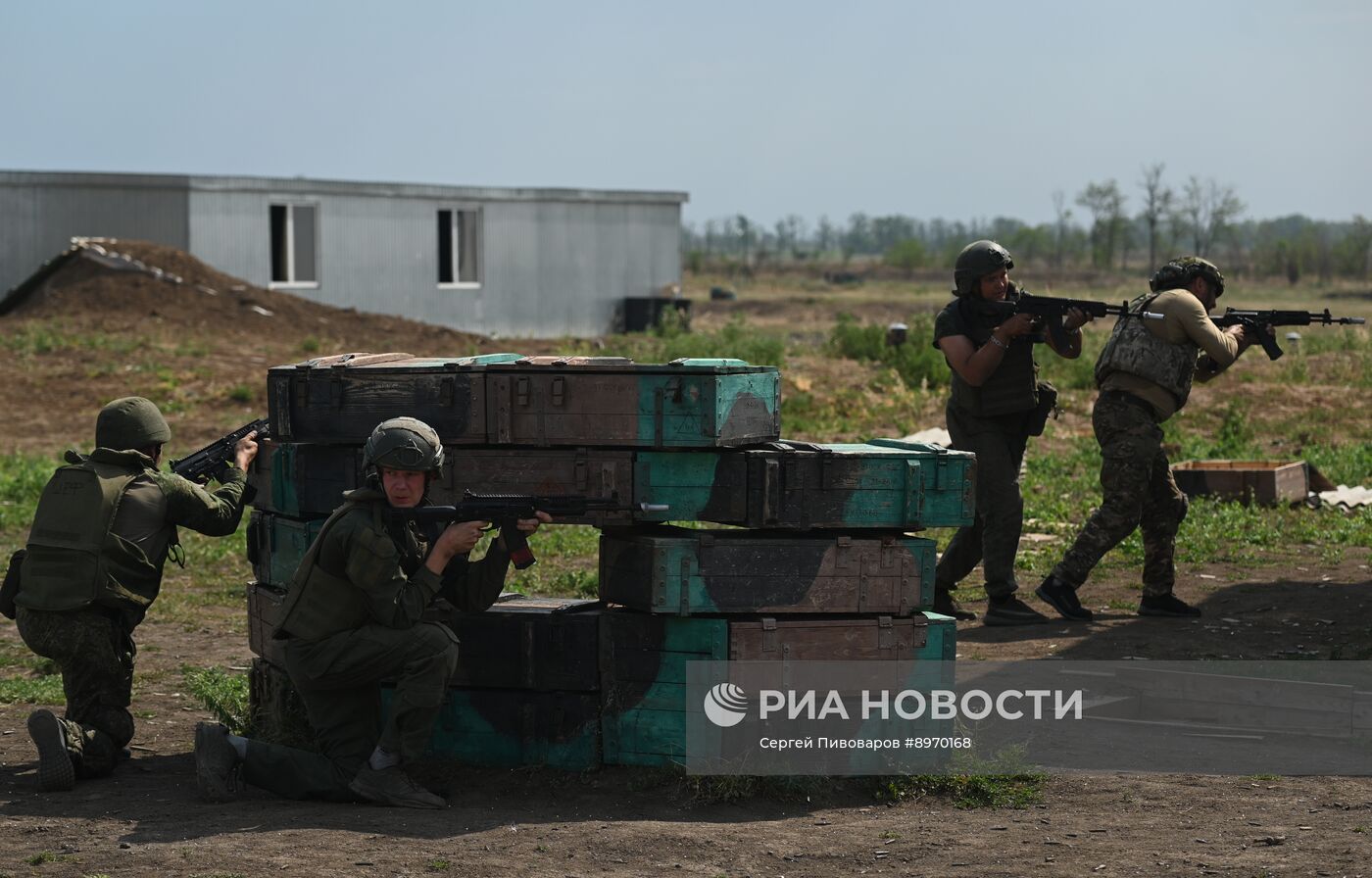 Боевая подготовка военнослужащих-контрактников на полигоне в Ростовской области